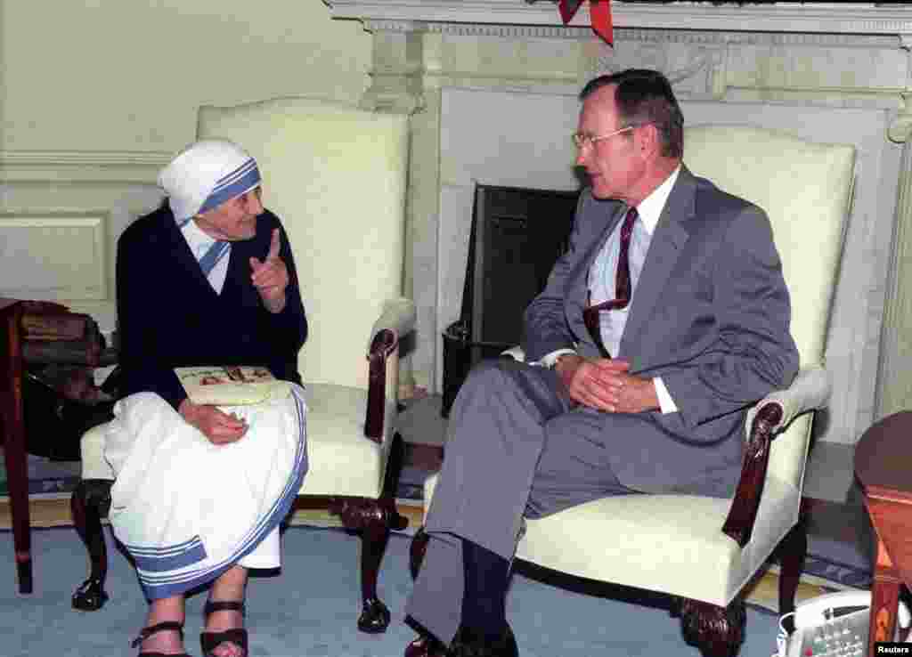 پرزیدنت جورج هربرت واکر بوش سال ۱۹۹۱ با مادر ترزا در کاخ سفید دیدار کرد.