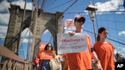 Para peserta pawai akbar melintasi jembatan Brooklyn dalam kaitannya dengan March for Gun Sense Tahunan Kelima di Jembatan Brooklyn, Sabtu, 3 Juni 2017 (foto: AP Photo/Mary Altaffer)