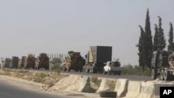Konvoi militer Turki menuju kota Khan Sheikhoun, di provinsi Idlib, Suriah, Senin, 19 Agustus 2019. (Thiqa News Agency via AP)