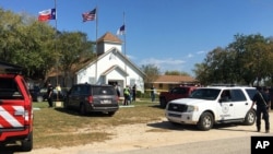 在德克萨斯州的萨瑟兰泉（Sutherland Springs），发生枪击案的教堂被警方封锁。（2017年11月5日）