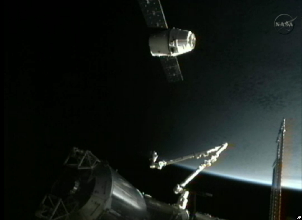 The SpaceX Dragon commercial cargo craft approaches the International Space Station, May 25, 2012. (AP/NASA)