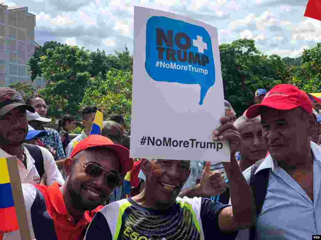 Simpatizantes del presidente en disputa de Venezuela, Nicolás Maduro, muestran un cartel contra el presidente de EE.UU., Donald Trump. Foto: Álvaro Algarra / VOA.