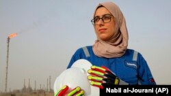 Zainab Amjad, seorang insinyur perminyakan, berfoto dekat lapangan minyak di luar Kota Basra, Irak, 18 Februari 2021. (Foto: Nabil al-Jourani/AP)