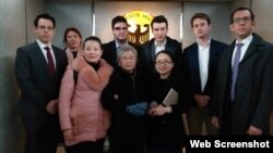资料照：黄琦85岁高龄母亲与五国驻成都外交官会晤