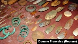 Benda-benda seni kuno dan peralatan dari Mali. (Foto: REUTERS/Douane Francaise)