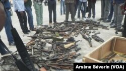 Armes et munitions collectées à Vindza dans le Pool, au Congo-Brazzaville, le 9 septembre 2018. (VOA/Arsène Séverin)
