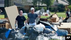 8月19日週五川普在路易斯安那州遭受洪澇災害的災民區巡示。