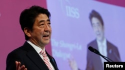 30일 아베 신조 일본 총리가 싱가포르에서 열린 아시아안보회의에서 개막 연설을 하고 있다. 