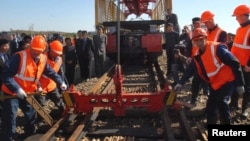 지난 2008년 10월 북한 라진에서 열린 라진-하산 철도 공사 착공식에서, 러시아 근로자들이 북한 철로를 보수하고 있다.