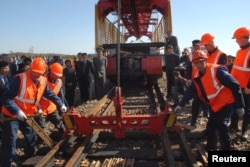 지난 2008년 10월 북한 라진에서 열린 라진-하산 철도 공사 착공식에서, 러시아 근로자들이 북한 철로를 보수하고 있다.