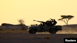 Des soldats du Polisario à Bir Lahlou, dans le Sahara occidental, le 9 septembre 2016.