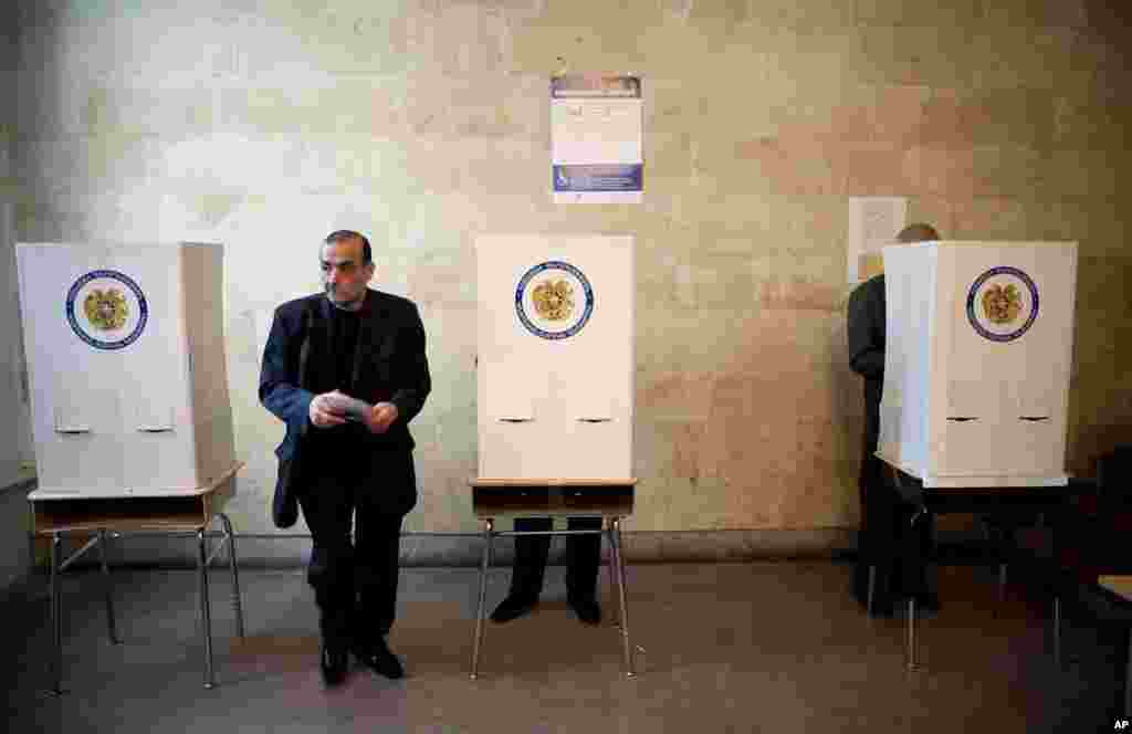 A man holds his ballot paper at a polling station during a parliamentary election in Yerevan May 6, 2012. Armenian voters headed to the polls on Sunday for a parliamentary election its leaders hope will bolster stability and be free of the fraud and viole