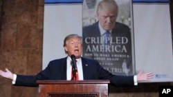 Donald Trump habla durante la presentación de su libro "Crippled America", en Nueva York.