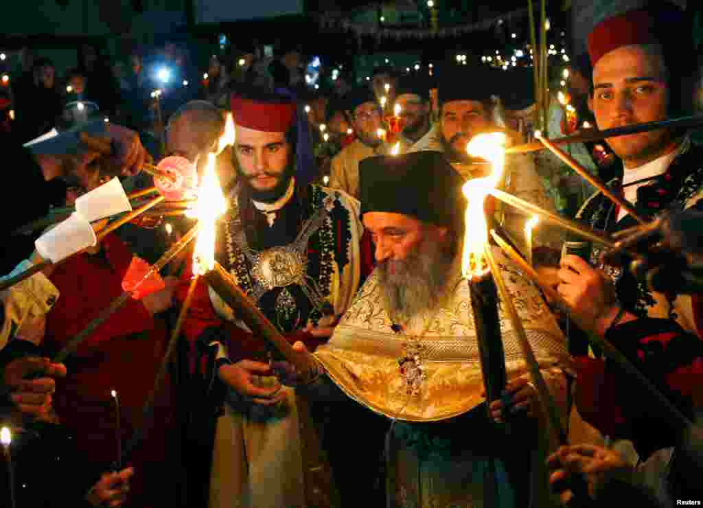 Para pendeta memimpin kebaktian Paskah Kristen Ortodoks di biara abad ke-10 Yohanes Pembaptis dekat Mavrovo, sebelah barat ibukota Makedonia, Skopje, 16 April 2017.