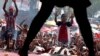 Seorang penyanyi tampil sebelum sebuah acara kampanye di Jawa Timur, 14 Juni 2009, sebagai ilustrasi. Penyanyi dangdut perempuan rawan pelecehan terkait uang sawer yang biasa diselipkan penonton ke penyanyi. (Foto: REUTERS/Beawiharta)
