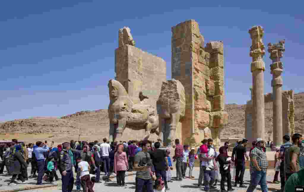ابتدای سال گزارشی داشتیم از بستن تخت جمشید به روی گردشگران. این روزها بازگشایی شده است و هزاران نفر از پایتخت تشریفاتی امپراتوری هخامنشیان دیدار می می کنند. عکس: رضا قادری