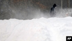 La tormenta, la cual comenzó el miércoles tarde, contribuyó a la cancelación de más de 1.000 vuelos y el retraso de otros 4.200.