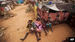 Phụ nữ và trẻ em ở trại tỵ nạn Zam Zam, bắc Darfur, Sudan, 11.6.2014.