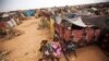 تعدادی از زنان و کودکان آواره سودانی در اردوگاه پناهندگان زمزم در شمال دارفور – ۲۱ خرداد ۱۳۹۳ 