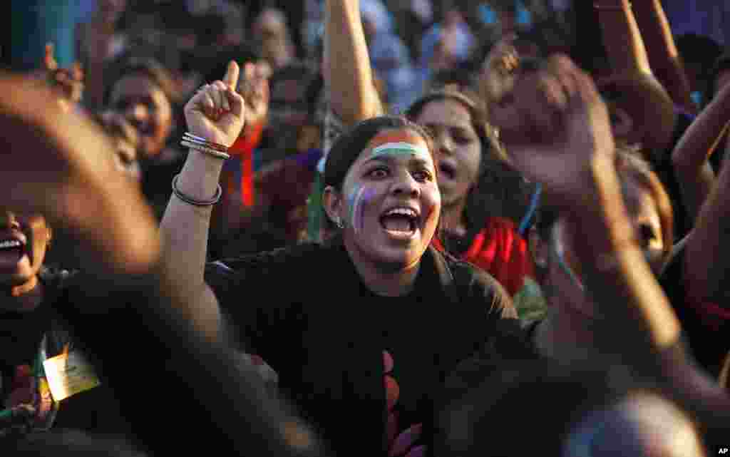 Para perempuan di Hyderabad India menyerukan slogan-slogan untuk mendukung kampanye global anti kekerasan terhadap perempuan 'One Billion Rising' (14/2). (AP/Mahesh Kumar A.)