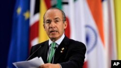 El ex presidente de México, Felipe Calderón, advirtió sobre el deterioro democrático en Venezuela y cómo eso repercute en la economía del país.