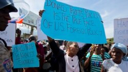 Foto Achiv: Manifestan devan anbasad Etazini Potoprens kont komante Prezidan Donald Trump fe sou Ayiti ak peyi Afriken yo, 18 Janv. 2018.