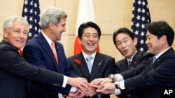 Ngoại trưởng Mỹ John Kerry, Bộ trưởng Quốc phòng Chuck Hagel và các đối tác Nhật Bản bắt tay sau khi ký kết thỏa thuận mới tại Tokyo ngày 3/10/2013.