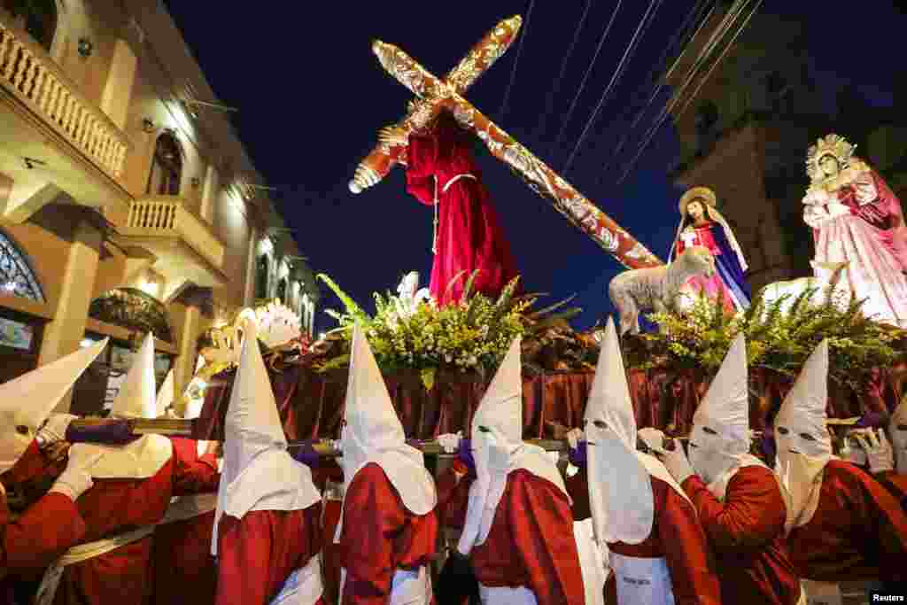 Catholic faithful carry the image of the "Jesus of the Great Power" during a procession on Holy Week, at La Merced church in Granada, some 48 kilometers from Managua, March 27, 2018.