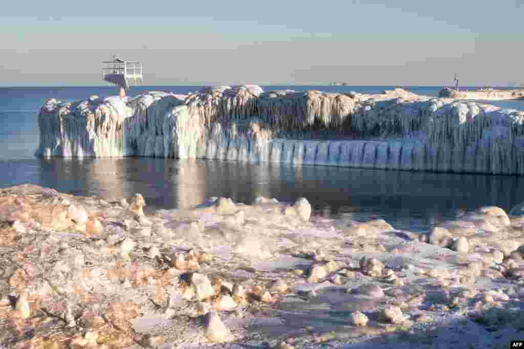 Es di sepanjang Danau Michigan di Chicago, Illinois, USA, 23 Februari 2015. Kota itu bergulat melewati bulan Februari terdingin ketiga sepanjang sejarah.