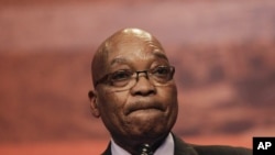 Presiden Afrika Selatan, Jacob Zuma mengimbau rakyatnya untuk terus mendoakan tokoh hak-hak sipil dan tokoh negara itu, Nelsom Mandela saat menjenguk mantan presiden tersebut di rumah sakit Pretoria (Foto: dok).