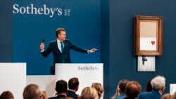 Dalam foto yang dirilis oleh Rumah Lelang Sotheby's menunjukkan proses lelang terhadap karya ikonik Banksy yang diberi nama "Love is the Bin" yang berlangsung di London pada 14 Oktober 2021. (Foto: Sotheby's via AP)