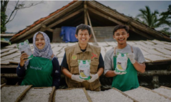 Pendiri dan direktur wirausaha sosial yang mengolah tepung singkong menjadi mocaf, Riza Azyumarrida Azra (tengah). (Foto: Courtesy/Website Rumah Mocaf)