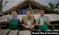 Pendiri dan direktur wirausaha sosial yang mengolah tepung singkong menjadi mocaf, Riza Azyumarrida Azra (tengah). (Foto: Courtesy/Website Rumah Mocaf)