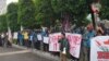 Sekitar 50 mahasiswa dari BEM seluruh Indonesia menggelar aksi di depan Hotel Bidakara, Jakarta yang menjadi lokasi debat pertama pilpres 2019. (Foto: VOA/Ab)