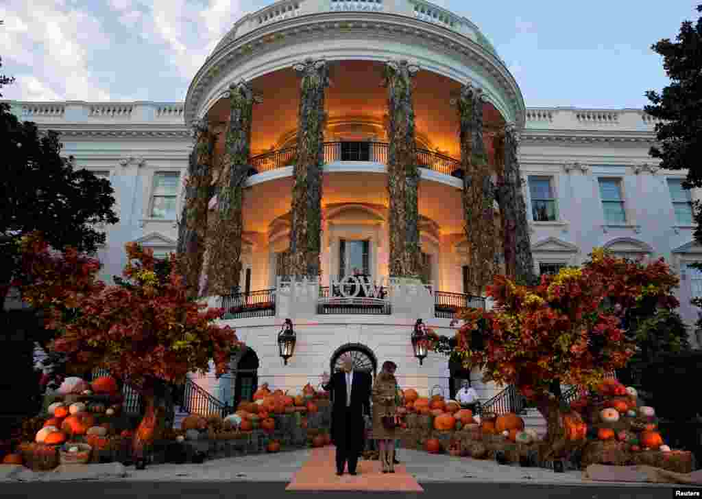 도널드 트럼프 미국 대통령과 멜라니아 여사가 백악관에서 아이들에게 할로윈 사탕을 나눠줄 준비를 하고 있다.&nbsp;