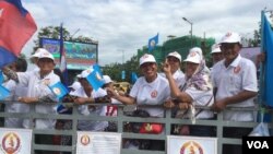 Supporters of Cambodian Prime Minister Hun Sen's People's Party start a campaign in Phnom Penh, Cambodia, Saturday, July 7, 2018. (Hul Reaksmey/VOA Khmer)