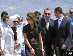 Suriye Cumhurbaşkanı Beşar Esat ve eşi Esma Esat, Cumhurbaşkanı Recep Tayyip Erdoğan ve eşi Emine Erdoğan'la birlikte, 5 Ağustos 2008, Bodrum.