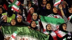 عکسی از حضور اندک زنان ایرانی در حاشیه دیدار ایران و بولیوی که اجازه حضور در ورزشگاه را یافتند. 