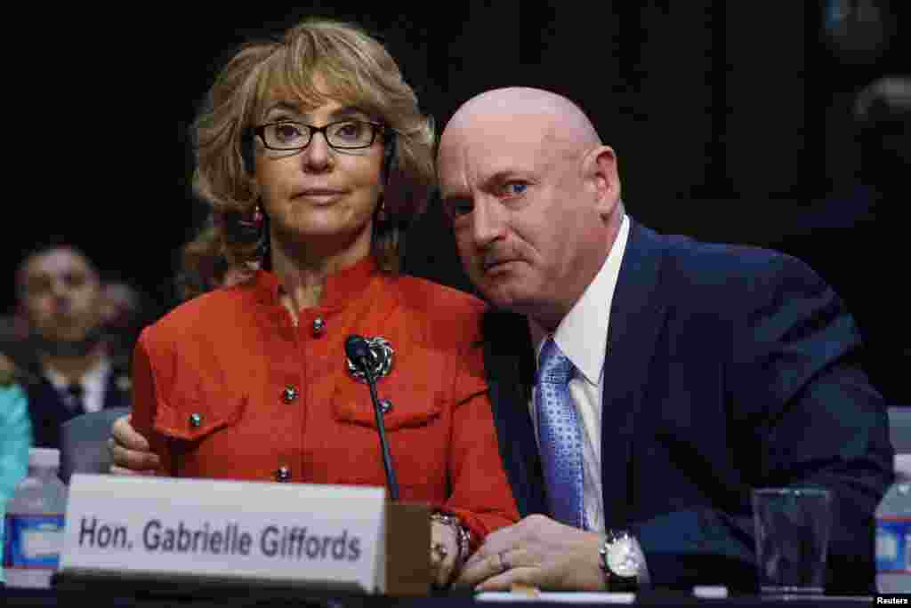 Enero. La excongresista Gabrielle Giffords junto a su esposo Mark Kelly, durante una audiencia sobre armas en el Senado.