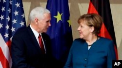Tras su discurso, Pence se reunió con la canciller de Alemania, Angela Merkel, que hizo otro discurso antes.