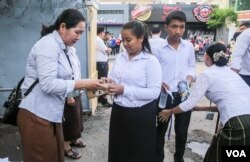 រូបឯកសារ៖ គណៈ​កម្មការ​កម្មវិធី​ប្រលង​ត្រួតពិនិត្យ​បេក្ខជន​ដែល​ចូលរួម​ការប្រលង​មធ្យមសិក្សា​ទុតិយភូមិ នៅ​វិទ្យាល័យ​ព្រះស៊ីសុវត្ថិ​ នៅ​ថ្ងៃចន្ទ ទី​២២ ខែសីហា ឆ្នាំ២០១៦។ (វីអូអេ)