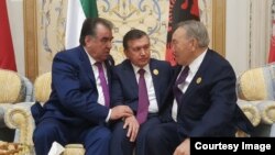 O'zbekiston Prezidenti Shavkat Mirziyoyev (markazda) Tojikiston rahbari Emomali Rahmon (chapda) va Qozog'iston sobiq prezidenti Nursulton Nazarboyev bilan