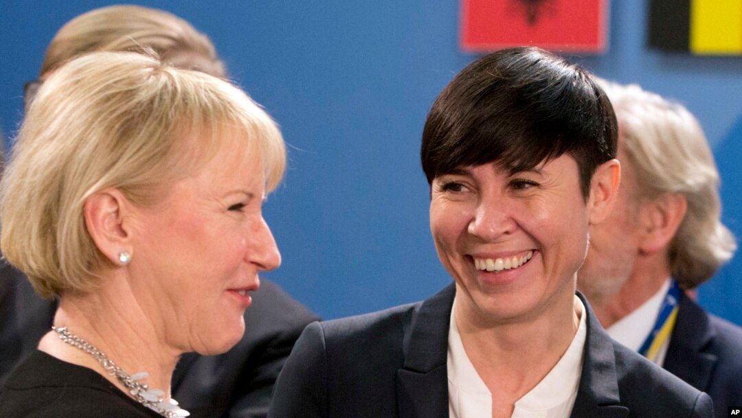 Menlu Norwegia Ine Marie Eriksen Soreide (kanan) berbincang dengan Menlu Swedia Margot Wallstrom dalam sebuah pertemuan Dewan Atlantik Utara di markas besar NATO, Brussels, 5 Desember 2017. (Foto: dok).