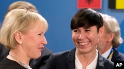 Menlu Norwegia Ine Marie Eriksen Soreide (kanan) berbincang dengan Menlu Swedia Margot Wallstrom dalam sebuah pertemuan Dewan Atlantik Utara di markas besar NATO, Brussels, 5 Desember 2017. (Foto: dok).