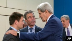 Ukraina Tashqi ishlar vaziri Pavlo Klimkin, NATO Bosh kotibi Anders Fog Rasmussen, Amerika Davlat kotibi Jon Kerri bilan uchrashmoqda.