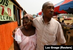 Laurent Pokou en compagnie d'une fan à Sekondi au Ghana le 27 janvier 2008.