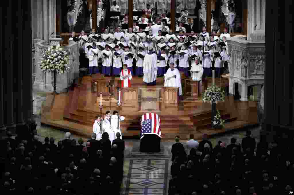 Kwaya ikitumbuiza katika ibada maalum ya kumuenzi Seneta John McCain katika kanisa la National Cathedral, Washington&nbsp; Septemba 1, 2018.