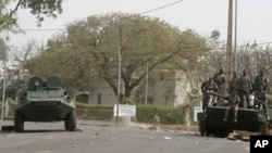 图为军队哗变之后士兵们3月23日守卫总统府外的街道