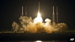 미국 스페이스 X사가 발사한 최초의 민간 우주선 '드래곤 호' 발사 장면.