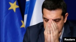 ນາຍົກລັດຖະມົນຕີ ກຣິສ ທ່ານ Alexis Tsipras ກ່າວໃນກອງປະຊຸມຖະແຫລງຂ່າວ ຢູ່ທີ່ນະຄອນ Brussels, ວັນທີ 12 ກຸມພາ 2015.